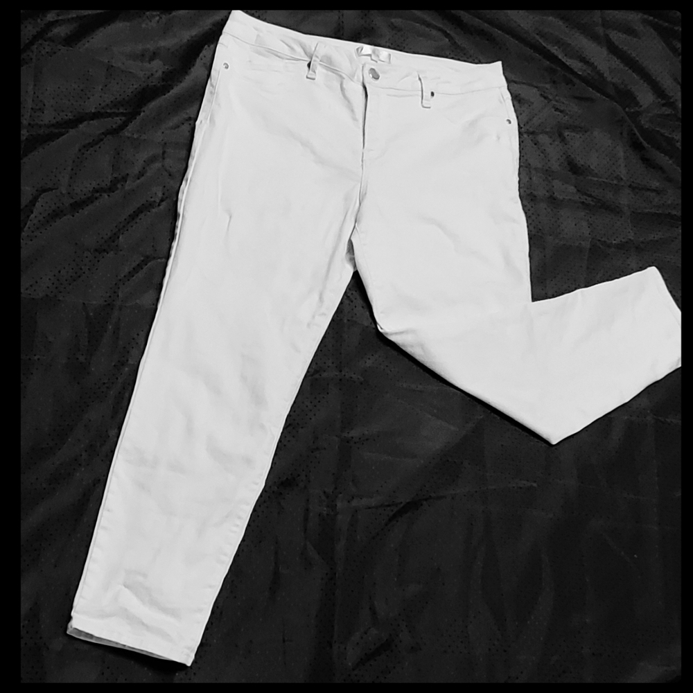 White Straight Leg Jeans by 1822 Denim
